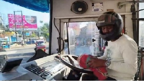 Bus driver wears helmet (symbolic picture)