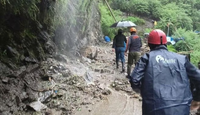 Shifting of 17 distressed pilgrims from Kedarnath to a safe place in Gujarat