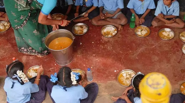 Hundreds of students are sick in Kishanganj due to mid-day meal poisoning