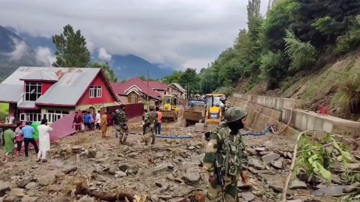 Rains in Kashmir, roads damaged by floods in Ganderbal, Jammu-Srinagar highway blocked