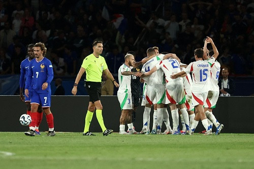 Italy beat france (symbolic picture)