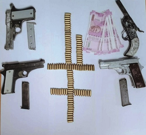 Fake notes and Firearms (symbolic picture)