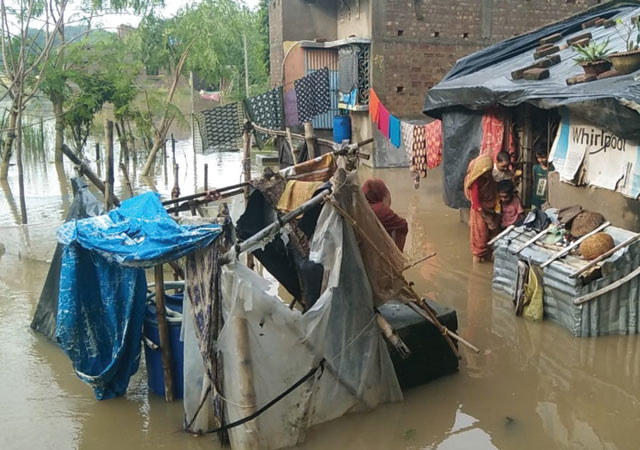 Murshidabad's Angarpur village inundated by the water of Kue river