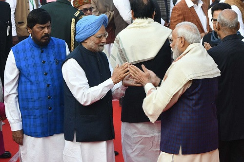 Modi  and manmohan singh (symbolic picture)