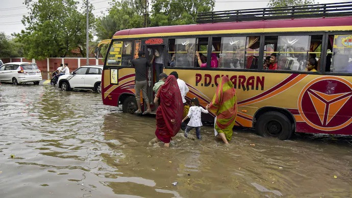 Heavy rains disrupted life in several places in Rajasthan