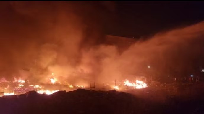 Massive fire in Delhi slum