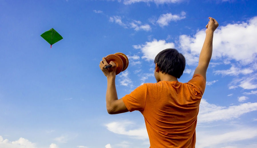 Amazing Bengalis are worshiping Vishwakarma, the blue sky is colorful with colorful kites