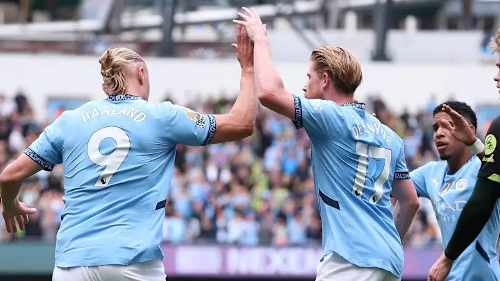 Manchester City remained at the top with a last-minute goal