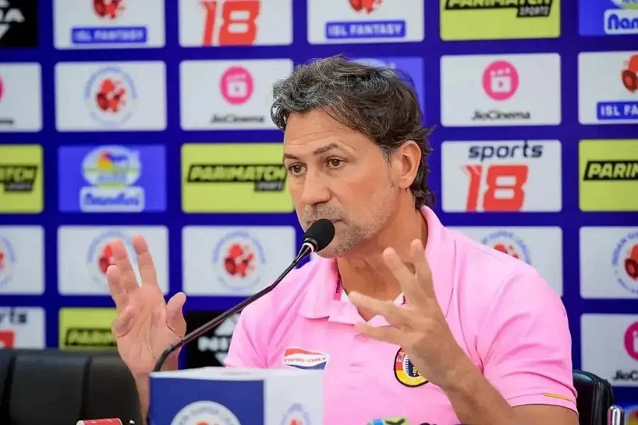 East Bengal Coach Carles Cuadrat