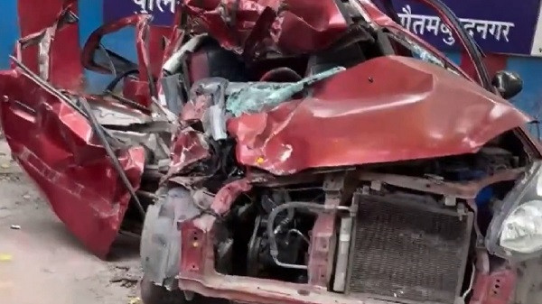 Car and tractor collide in Uttar Pradesh's Noida