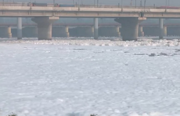 Poisonous foam was seen floating in the water of Yamuna