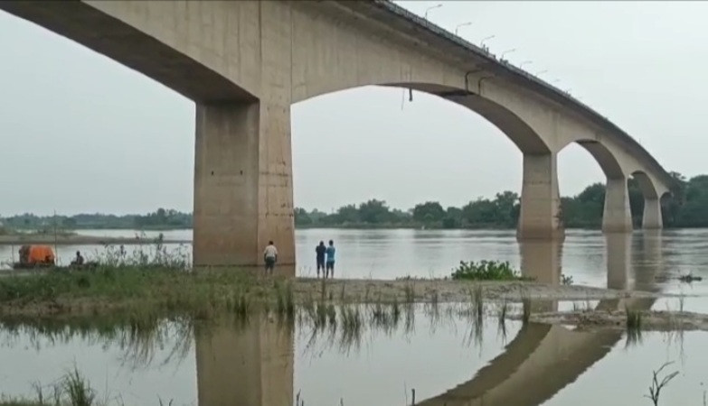 Traffic is stopped at Gaurang Bridge in Nabadwip