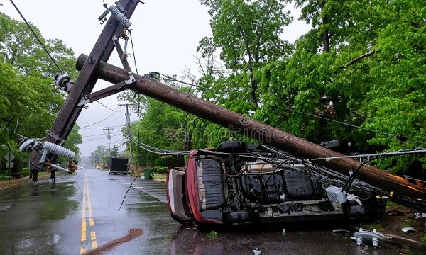 Car crashes into electricity pole in Mathura