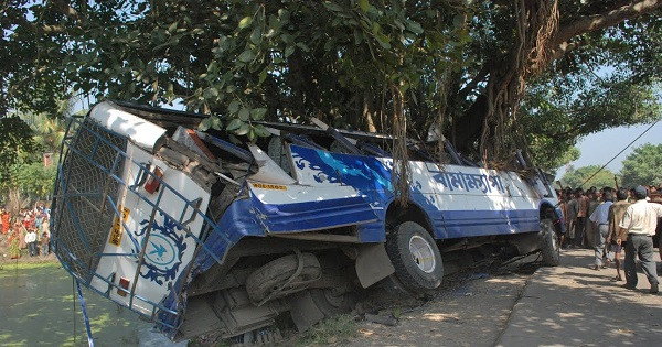 A bus carrying passengers hit a tree at Tehatta in Nadia