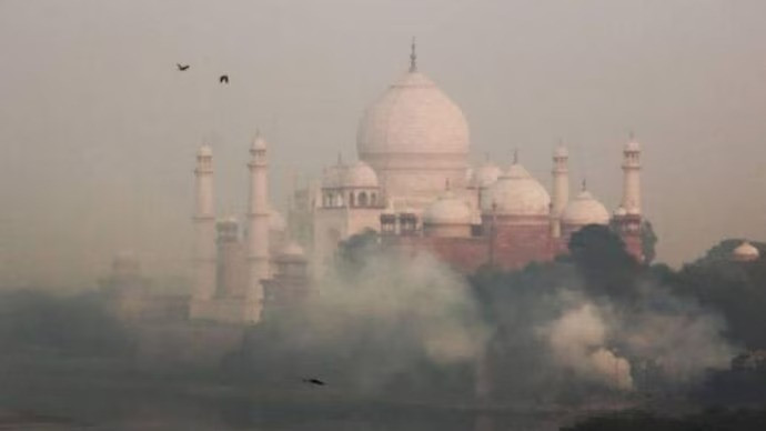 Taj Mahal was covered in a blanket of smog in Tajnagari Agra due to air pollution