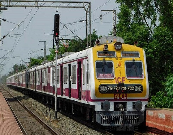 Local train standing on Howrah line due to engine failure, passengers in trouble