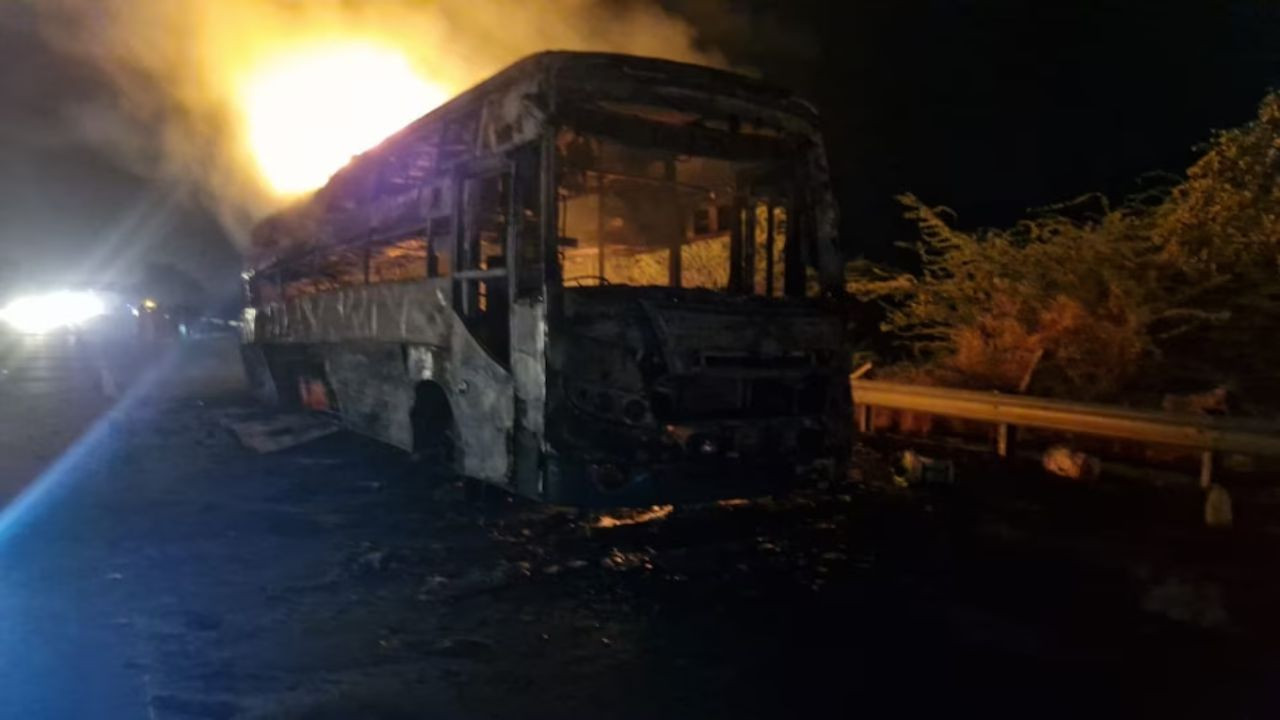 Double decker bus burnt to ashes in Hathras, passengers somehow survived