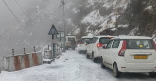 Snow falls in East Sikkim, snow blankets Changgu