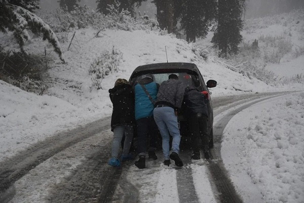 Bandipora-Gurej road blocked by snow, around 20 vehicles stuck