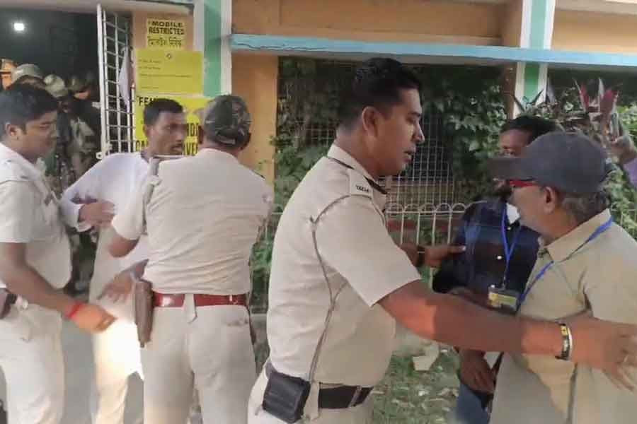 Tension in Haroa, BJP candidate quarrels with Trinamool agent