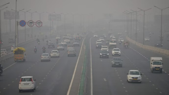 Several areas of the capital are covered in smog even on Sunday