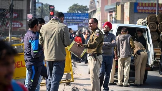 Bomb threat again in several schools in Delhi, police conducted a strong search