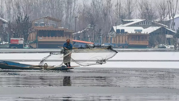 Dal Lake partially freezes