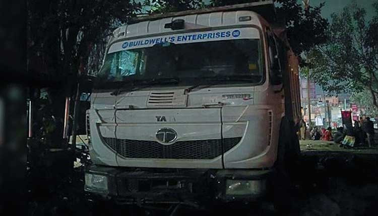 A dumper truck crushed 9 people sleeping on the pavement in Pune, Maharashtra