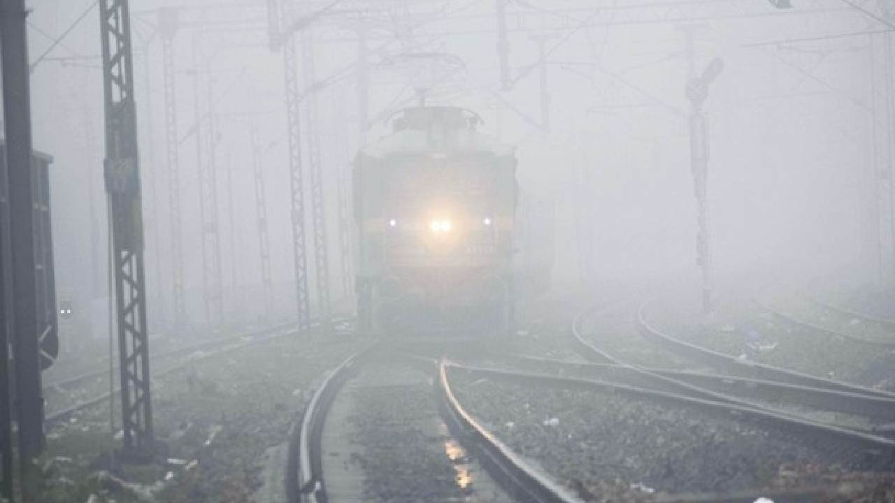 Delhi shrouded in fog, 20 trains run late due to reduced visibility