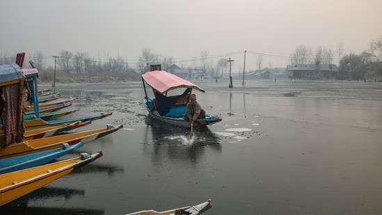 Srinagar shivers at minus 7.3 degrees, Dal Lake water frozen