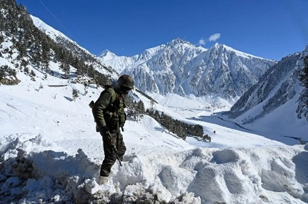 There is only snow all around, the army is guarding at a height of 10,000 feet