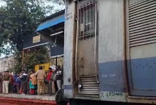 Demonstration led by minister Becharam at Singur, blocking Tarkeswar-bound local