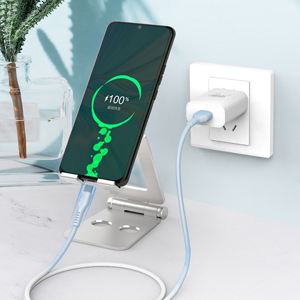 Mobile Phone Charging (Symbolic picture)