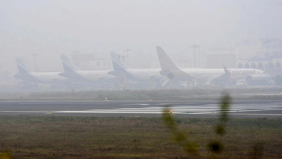 Smog continues in Delhi, disrupting train and flight services