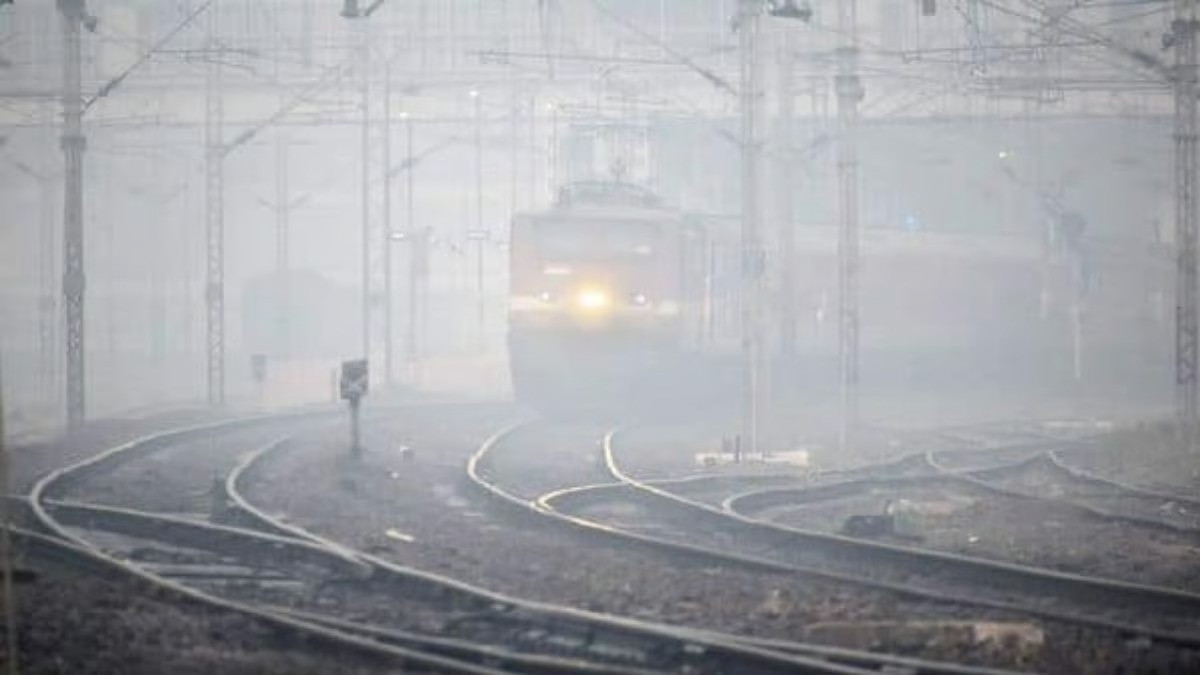 Smog continues in Delhi, disrupting train and flight services