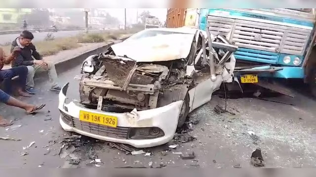 Lorry hits car on Belgharia Expressway