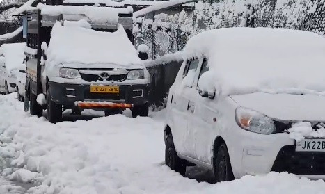 Heavy snowfall in Leh