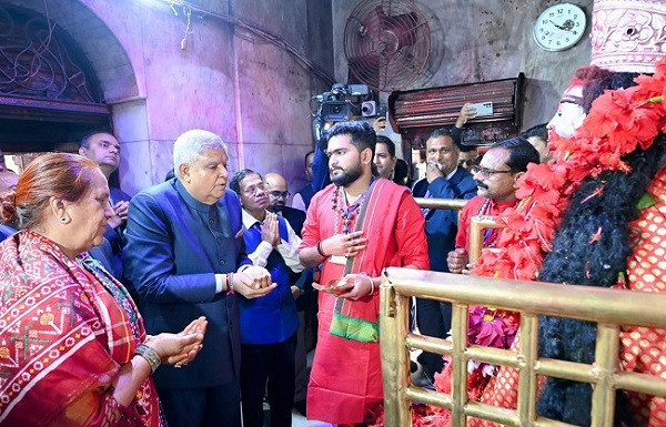 VP prays at Tarapith Temple