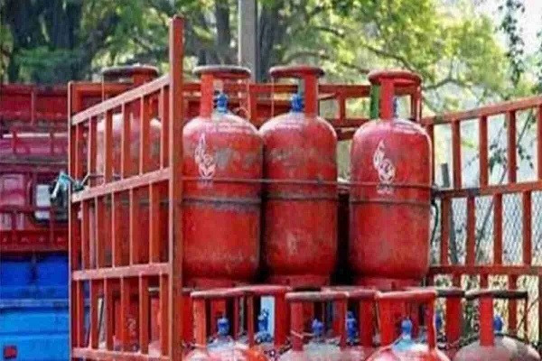 Commercial cylinder prices reduced again, restaurant and hotel owners get relief