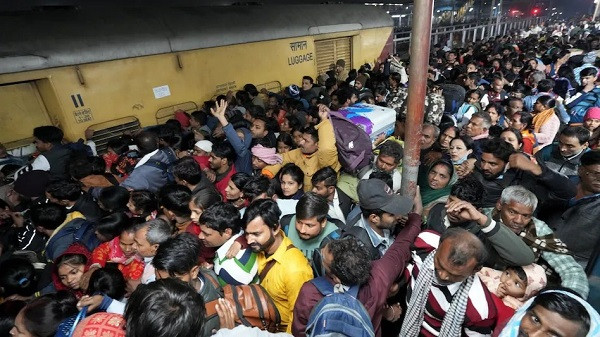 18 killed in stampede at New Delhi railway station