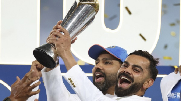 India's Virat Kohli and captain Rohit Sharma celebrate with the winners trophy