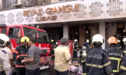 Fire breaks out at clothing showroom in Mumbai