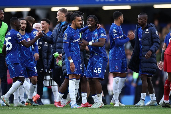 Chelsea's players celebrate on the pitch after the English Premier League football match