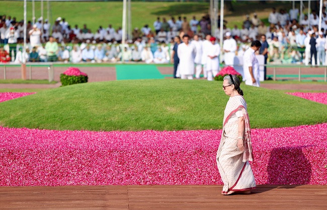 Sonia pays tribute to Nehru