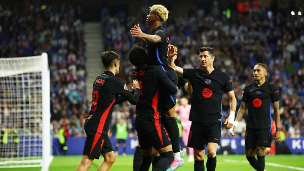 Lamine Yamal at the center of his teammates' celebrations after a spectacular goal