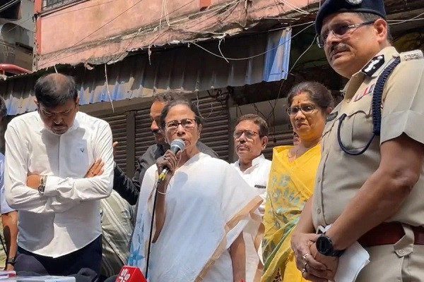 Mamata Banerjee visits site of huge fire in kolkata