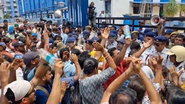 Unemployed teachers' campaign to build Vikas Bhavan