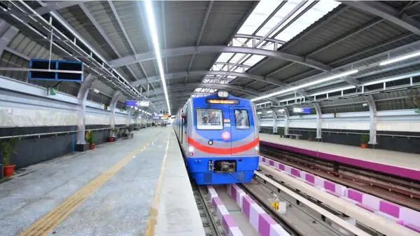 Metro train stops Girish Park