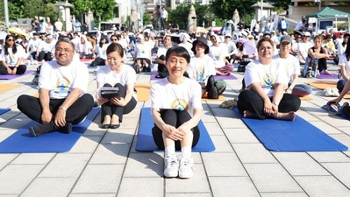 Japan PM’s wife performed yoga alongside diplomats and 2,000 attendees