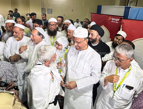 Kolkata Mayor Firhad Hakim meets Hajj pilgrims